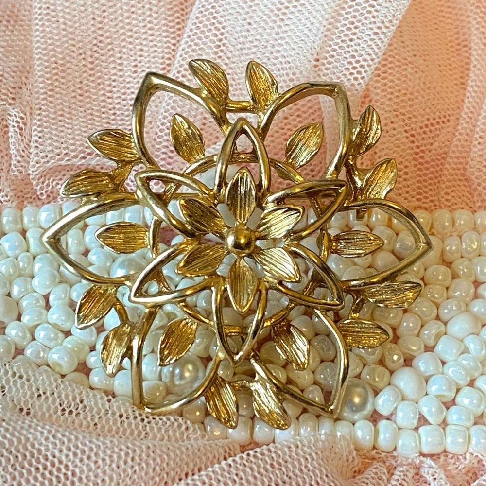 Vintage Sarah Coventry CANADA Gold Tone Floral Brooch Pin Flower Old Money